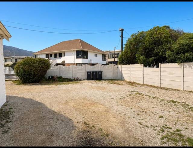 2 BEDROOM PROPERTY TO RENT IN FISH HOEK